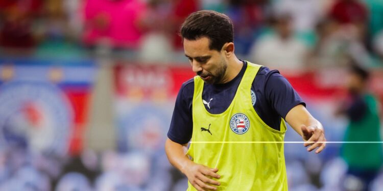 Everton Ribeiro se aquecendo para jogo diante do Flamengo