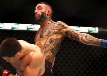 Ex-lutador, Suman Mokhtarian durante combate