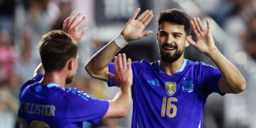 Flaco López comemorando gol da seleção argentina