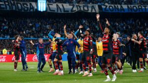 Jogadores do Flamengo comemorando classificação