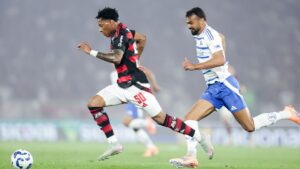 Jogadores de Flamengo e Cruzeiro correndo atrás da bola