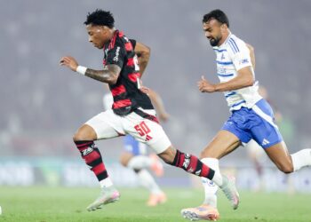 Jogadores de Flamengo e Cruzeiro correndo atrás da bola