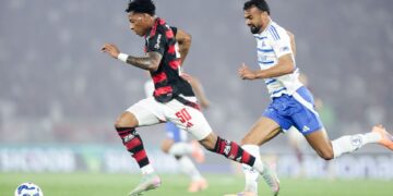 Jogadores de Flamengo e Cruzeiro correndo atrás da bola