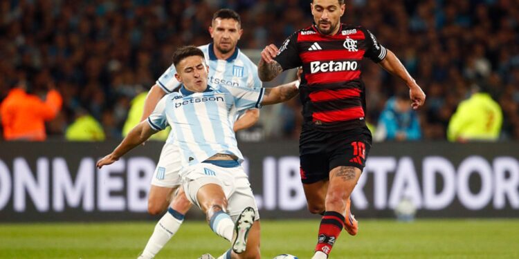 Lance do jogo entre Racing e Flamengo pela Libertadores
