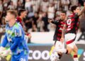 Jogadores do Flamengo comemorando gol