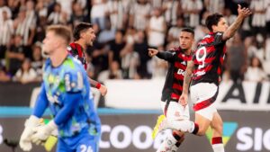 Jogadores do Flamengo comemorando gol