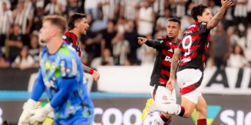 Jogadores do Flamengo comemorando gol