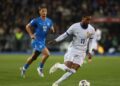 Olise, da França, em jogo contra a Islândia