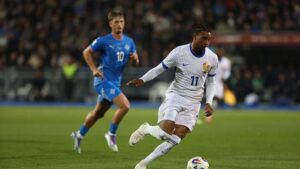 Olise, da França, em jogo contra a Islândia