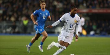 Olise, da França, em jogo contra a Islândia