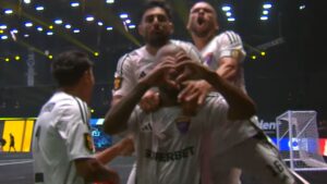 Jogadores do Funkbol comemorando gol