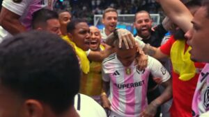Jogadores da Furia comemorando gol