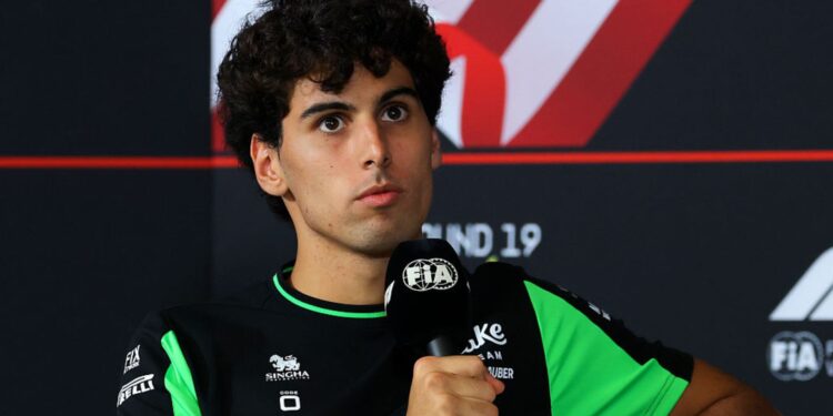 Gabriel Bortoleto durante entrevista