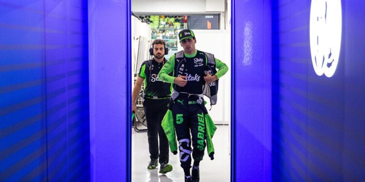 Gabriel Bortoleto antes do GP de Singapura