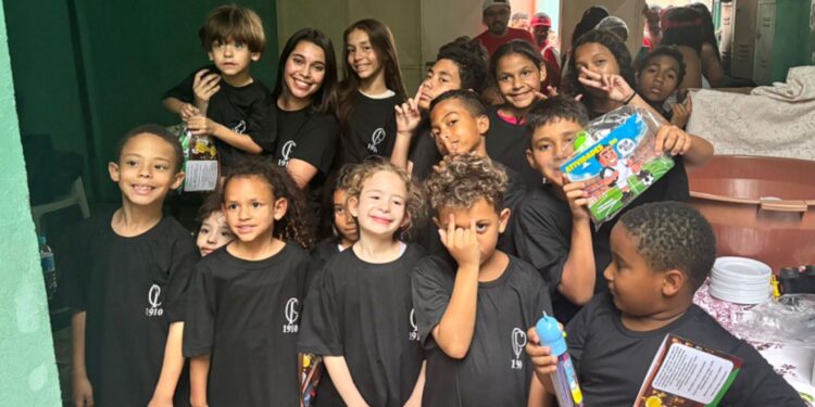 Gabriel Girotto e Fundação Ruf Ruf distribuem kits no Dia das Crianças