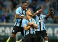 Jogadores do Grêmio comemorando gol