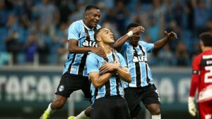 Jogadores do Grêmio comemorando gol