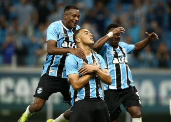Jogadores do Grêmio comemorando gol