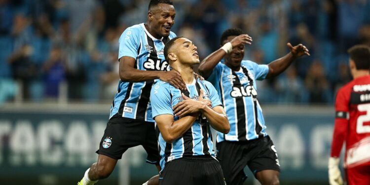 Jogadores do Grêmio comemorando gol