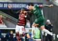 Gustavo Gómez durante jogo contra o Flamengo