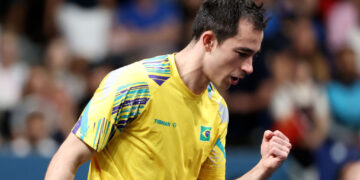 Hugo Calderano durante jogo de tênis de mesa