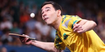 Hugo Calderano durante jogo de tênis de mesa