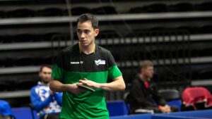 Hugo Calderano em ação durante torneio