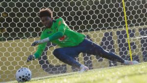 Hugo Souza em treino da Seleção Brasileira