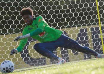 Hugo Souza em treino da Seleção Brasileira