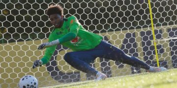 Hugo Souza em treino da Seleção Brasileira