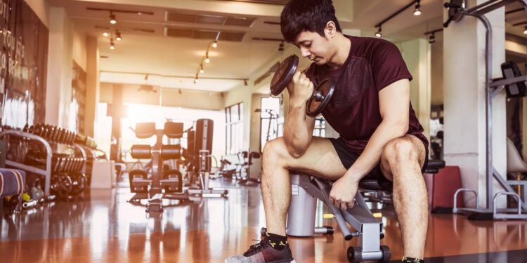 Praticando musculação - Créditos: depositphotos.com / shutter2u