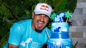 Surfista campeão mundial celebra o aniversário do Instituto Italo Ferreira