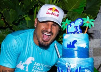 Surfista campeão mundial celebra o aniversário do Instituto Italo Ferreira