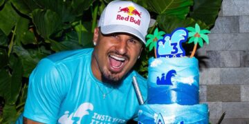 Surfista campeão mundial celebra o aniversário do Instituto Italo Ferreira