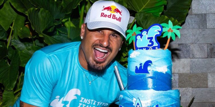 Surfista campeão mundial celebra o aniversário do Instituto Italo Ferreira