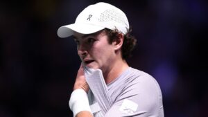 João Fonseca durante partida no Masters 1000 de Paris