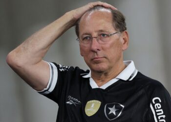 John Textor com camisa do Botafogo