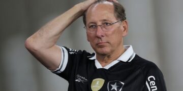 John Textor com camisa do Botafogo