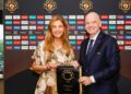 Leila Pereira ao lado do presidente da Fifa