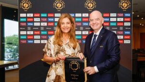 Leila Pereira ao lado do presidente da Fifa