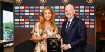 Leila Pereira ao lado do presidente da Fifa