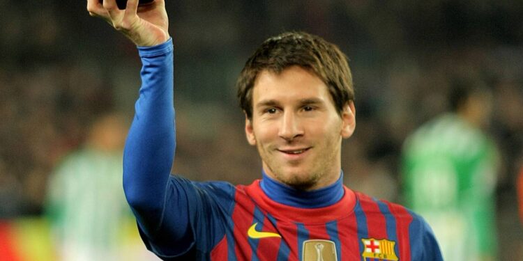 Lionel Messi segurando bola de ouro - Créditos: depositphotos.com / Maxisports