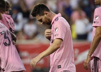 Jogadores do Inter de Miami ao lado de Lionel Messi - Créditos: depositphotos.com / thenews2.com