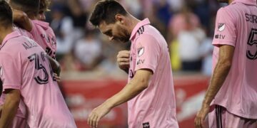 Jogadores do Inter de Miami ao lado de Lionel Messi - Créditos: depositphotos.com / thenews2.com