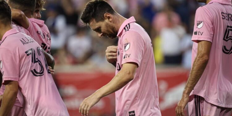 Jogadores do Inter de Miami ao lado de Lionel Messi - Créditos: depositphotos.com / thenews2.com