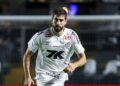 Luan Peres em ação pelo Santos contra o Vitória