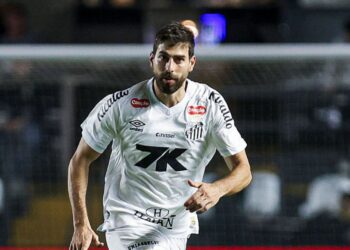 Luan Peres em ação pelo Santos contra o Vitória