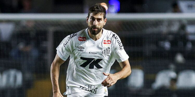 Luan Peres em ação pelo Santos contra o Vitória