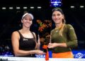 Luisa Stefani e Timea Babos com o troféu
