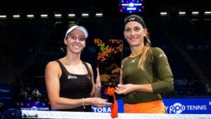 Luisa Stefani e Timea Babos com o troféu